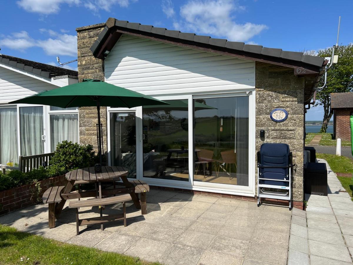 Valley View Self-Catering Coastal Bungalow In Rural West Wight Freshwater Εξωτερικό φωτογραφία